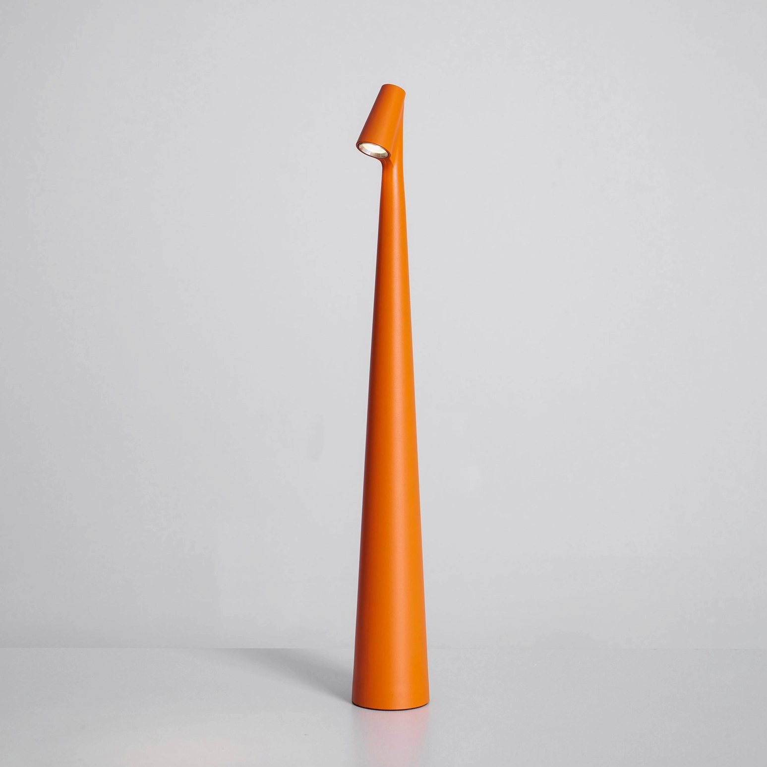 Africa touchscreen LED lamp, 10-hour maximum runtime, cordless flexibility