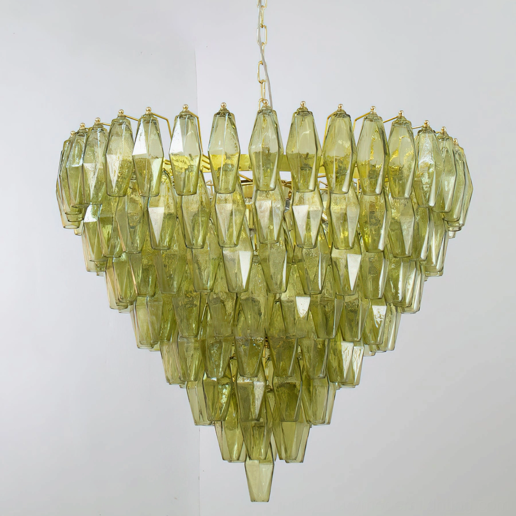 Ametista geometric glass chandelier suspended showing complete hanging system with adjustable chain and brass framework
