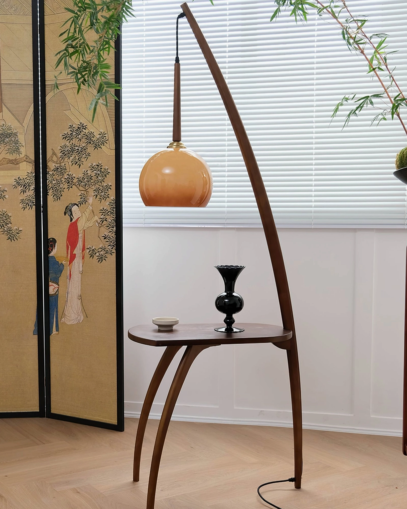 Domus Pollo arc lamp with side table, three-quarter front view in Japanese-style interior with folding screen