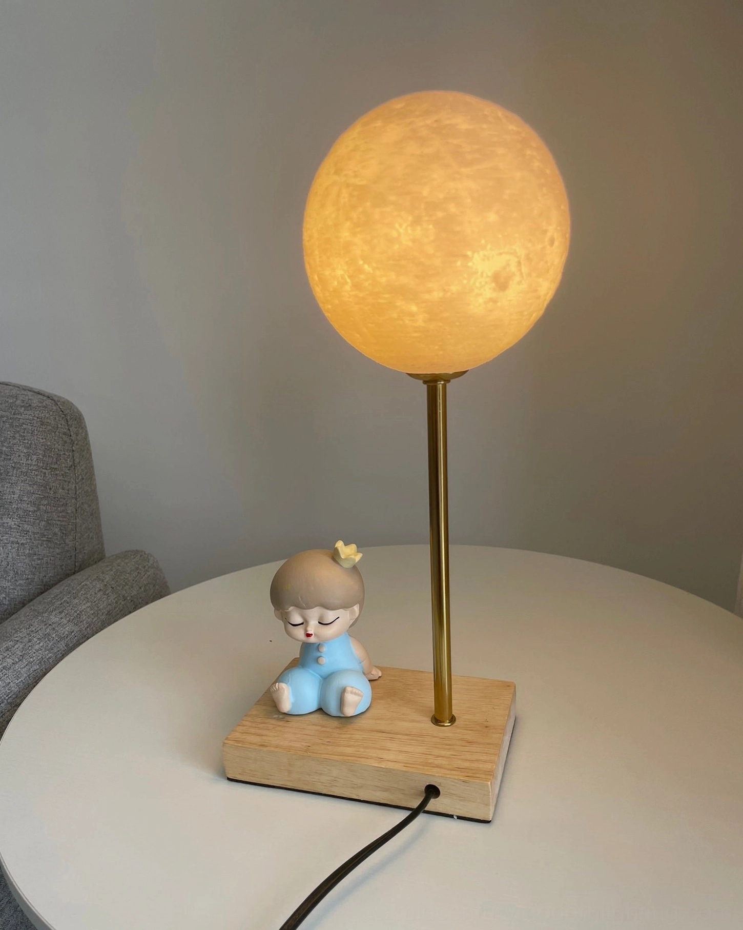 Astronaut moon lamp showing AC 110-240V universal voltage compatibility for worldwide use and travel
