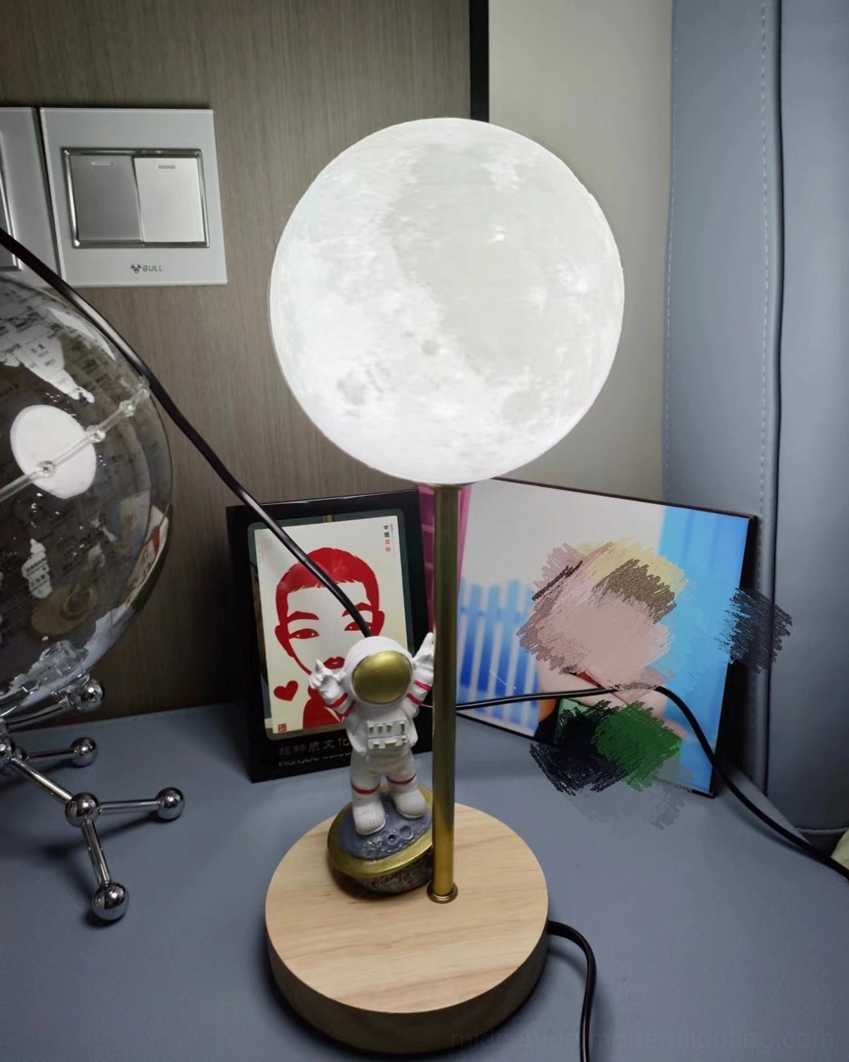 Astronaut moon lamp showing white lampshade diffuser quality and LED light distribution evenness in room