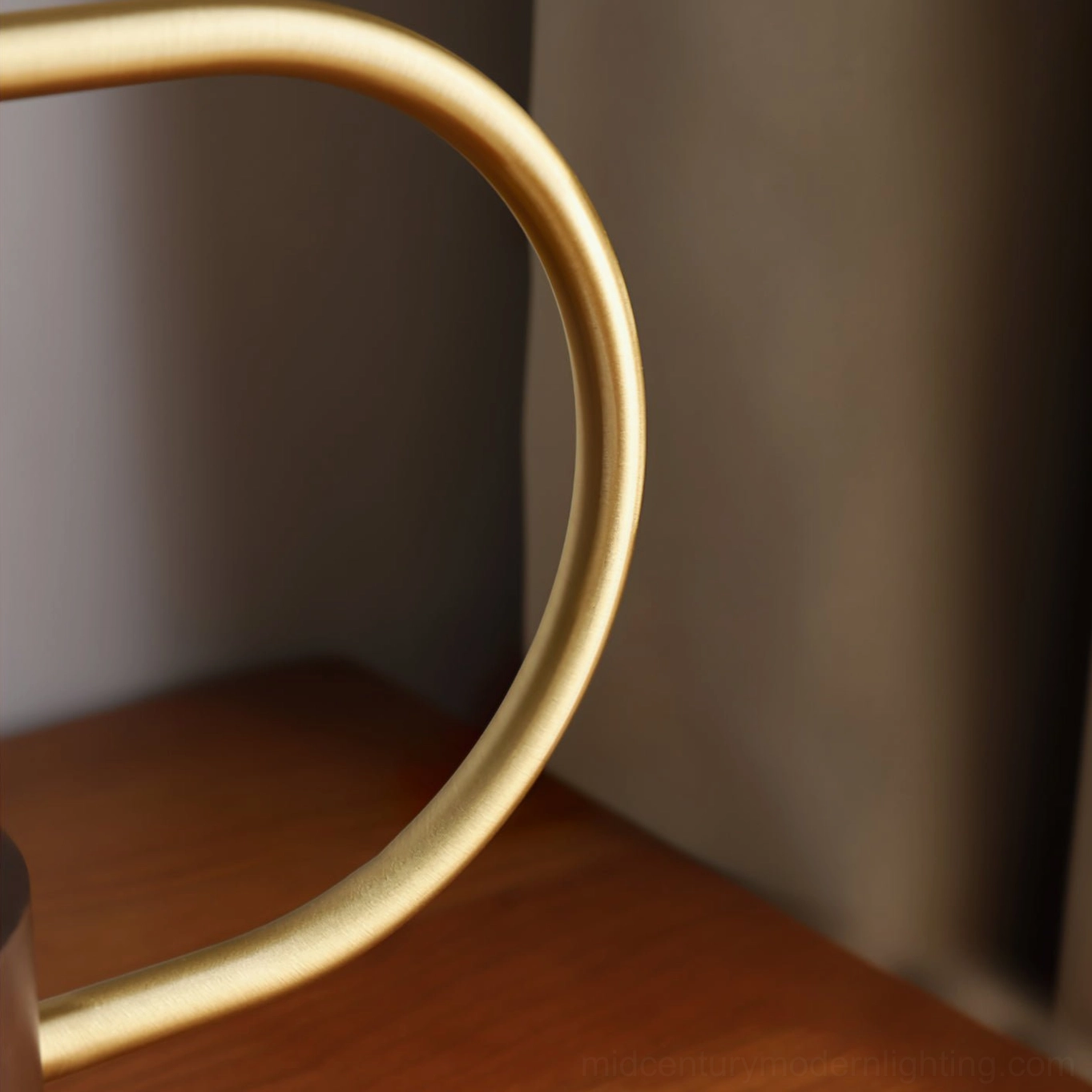 Brass metal articulated arm of Banker Slim table lamp with polished finish side view
