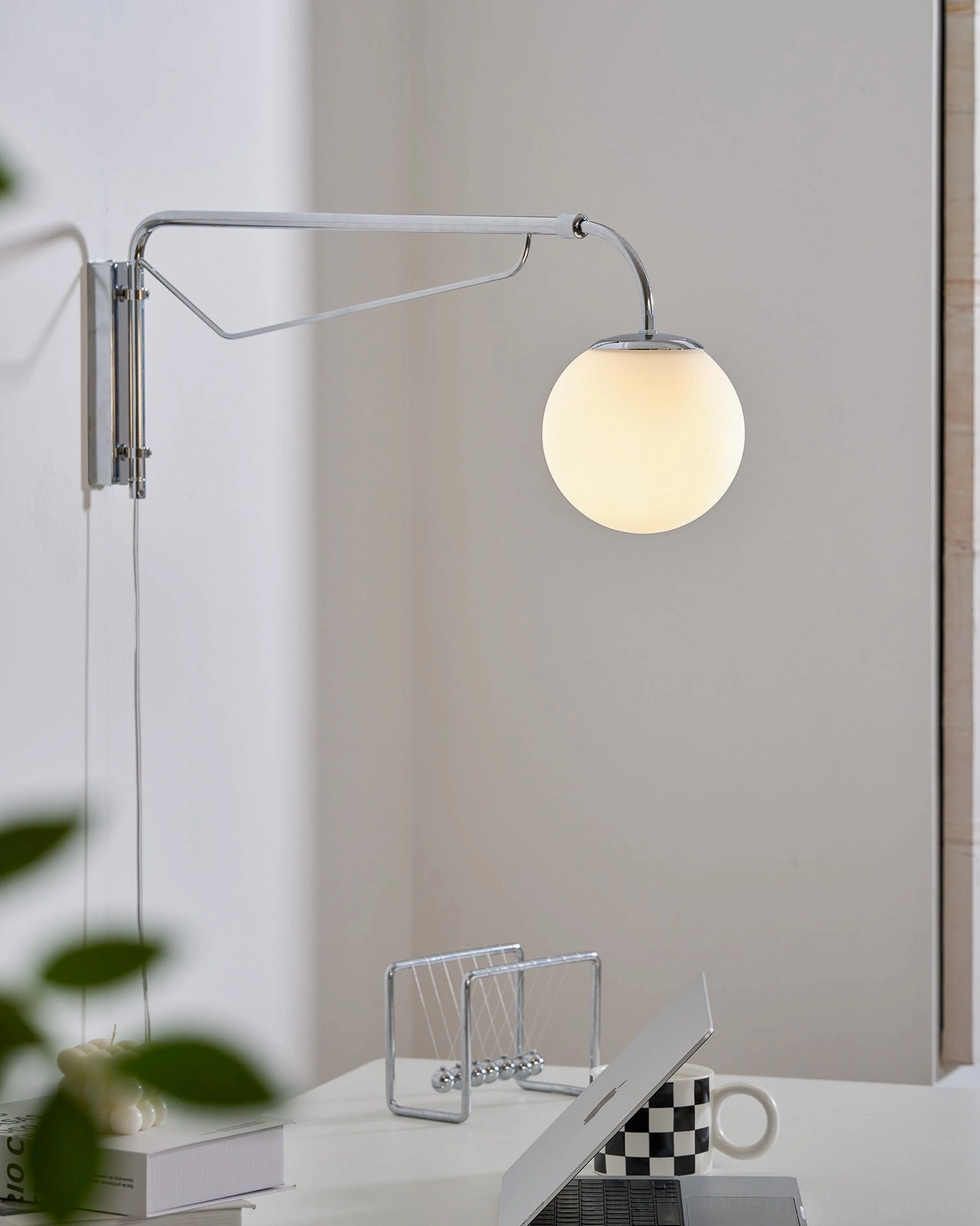 Plug-in wall sconce E26 E27 bulb base compatibility and electrical specifications
