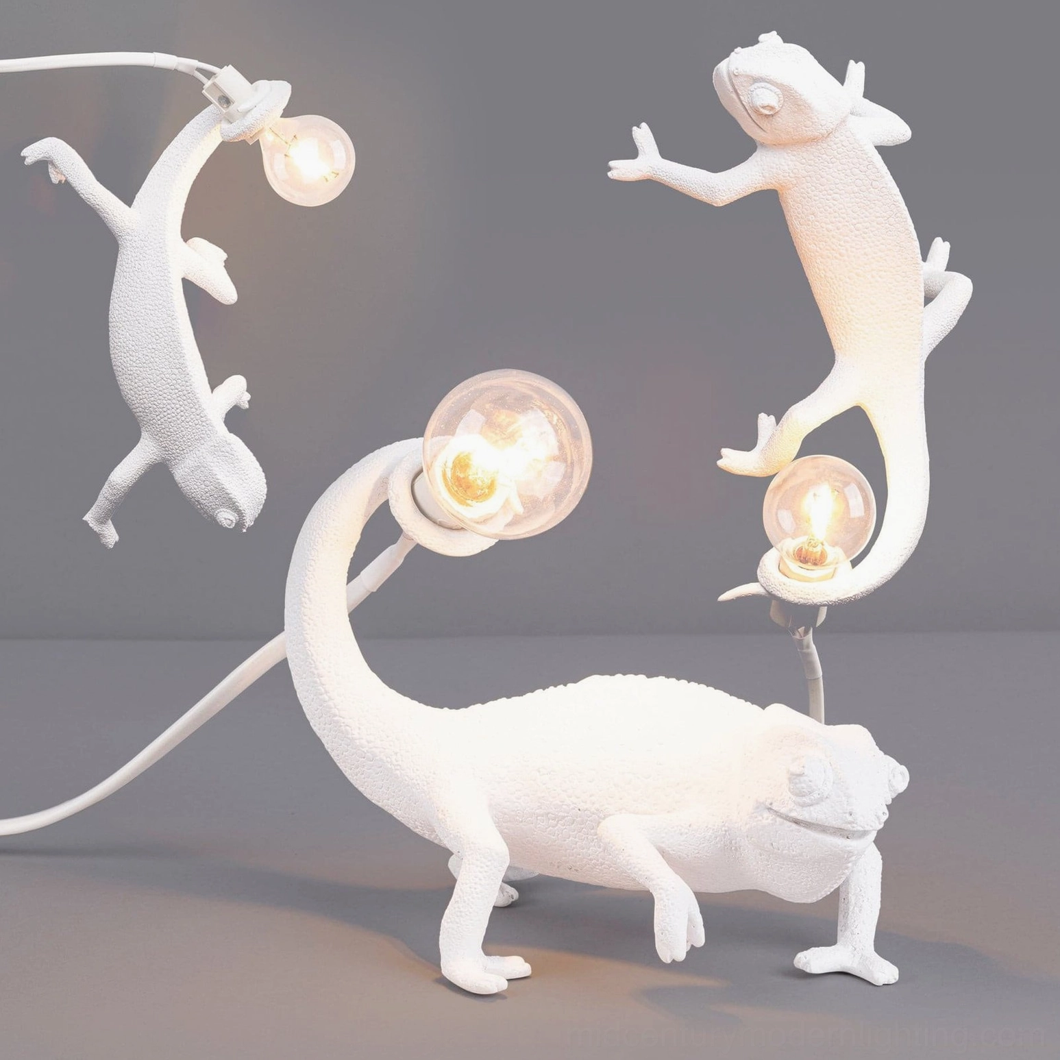 Right-facing chameleon wall lamp with descending climbing posture, modern sculptural sconce