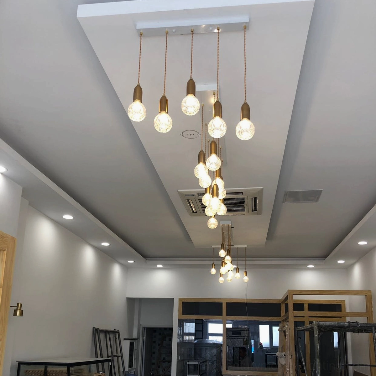 Three-head crystal bulb cluster pendant in gold brass for dining and kitchen areas