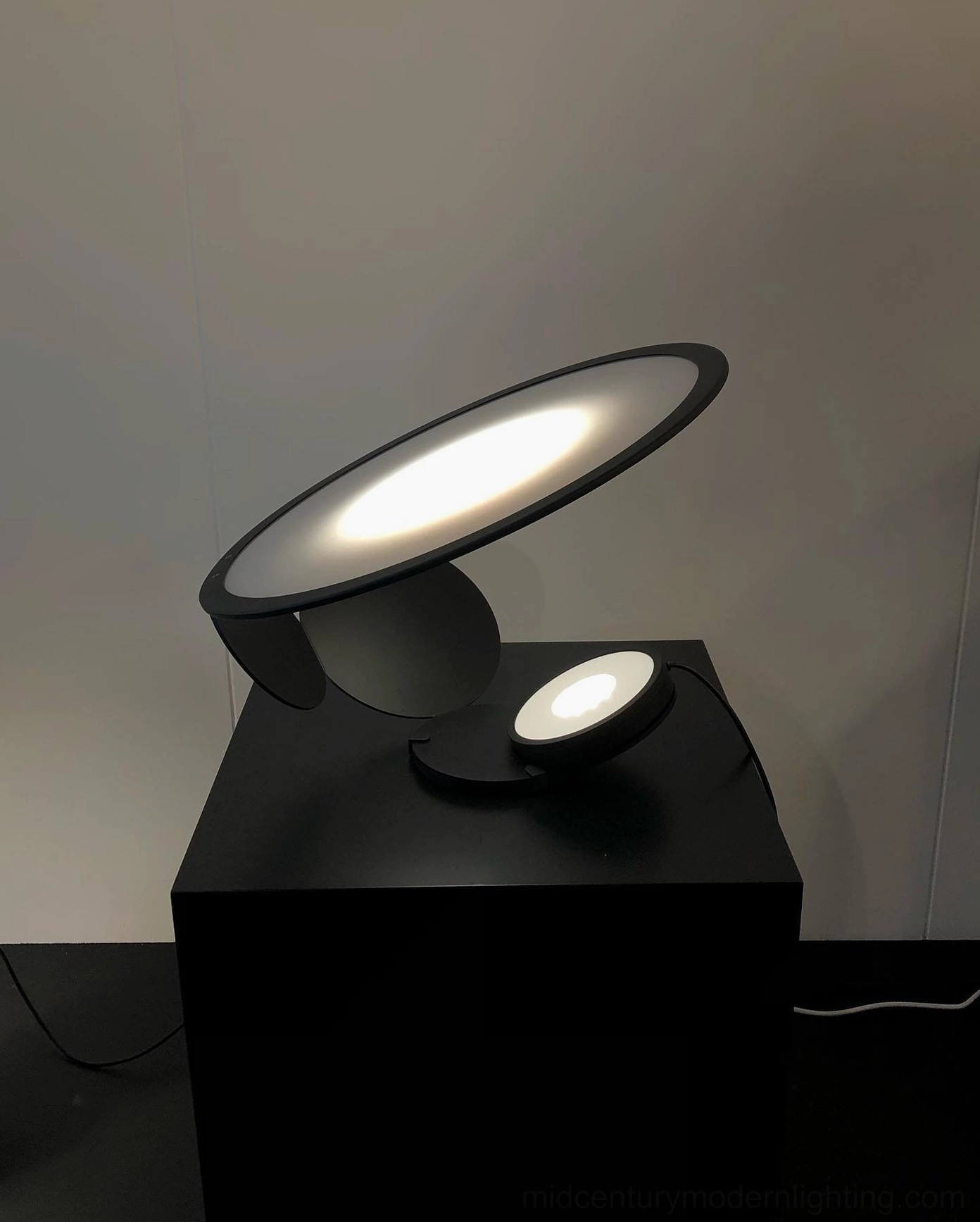 Modern dual-panel Cut table lamp with integrated LED and flexible light direction options