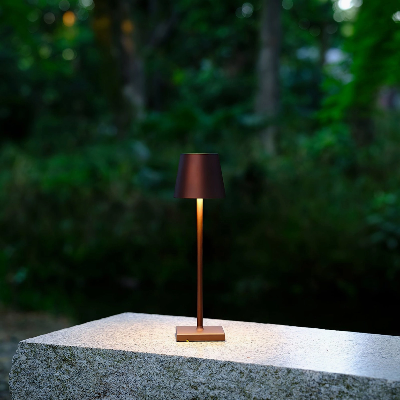 Doku table lamp displaying 10-hour battery runtime feature at minimum brightness
