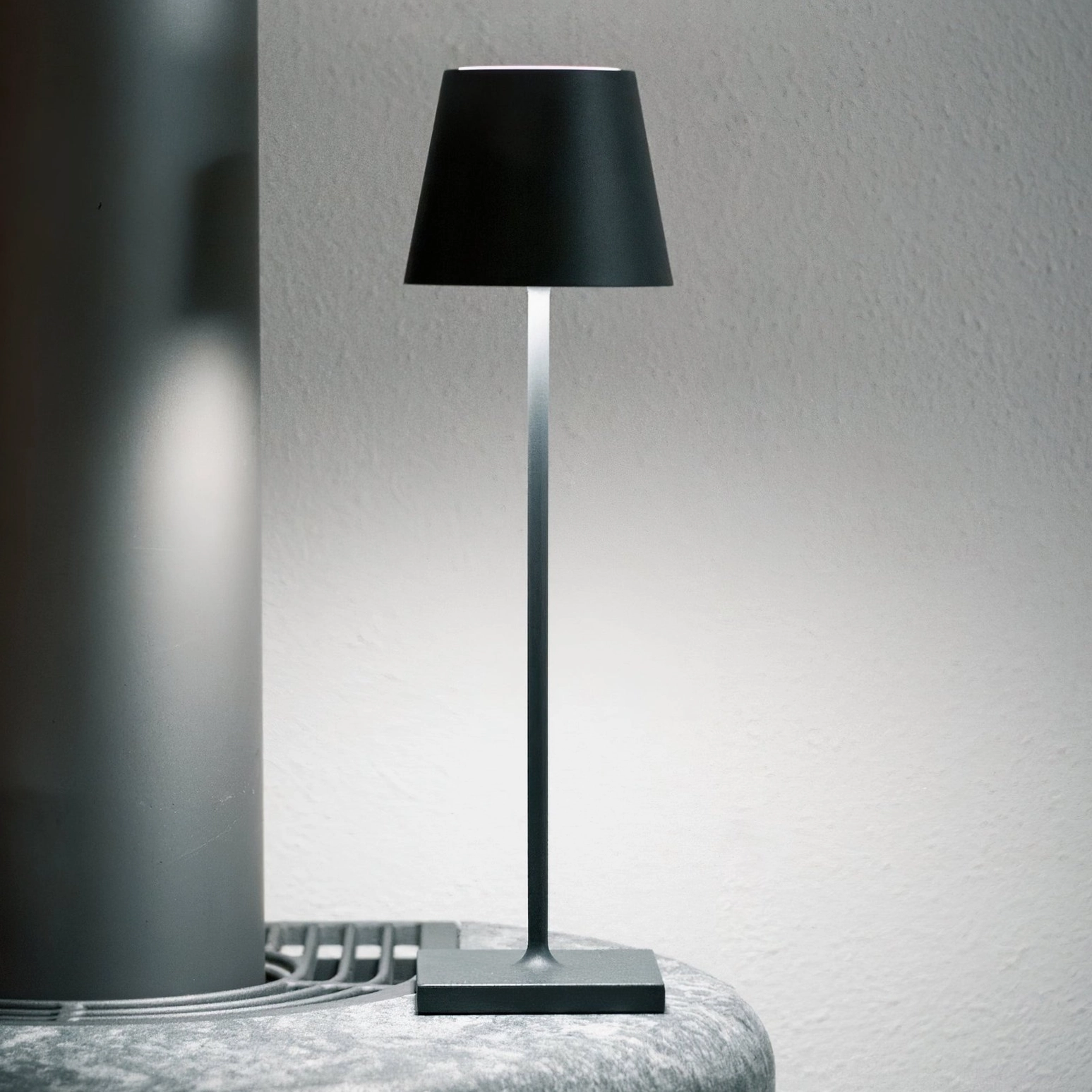 Doku portable rechargeable lamp three-hour full charge time specification
