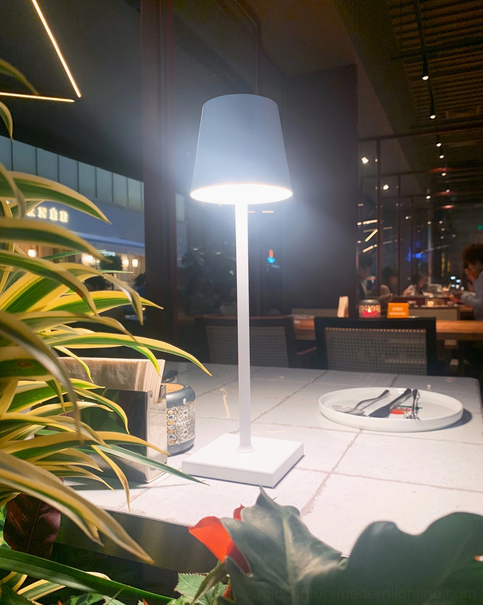 Doku cordless lamp aluminum alloy square base providing stability and weight