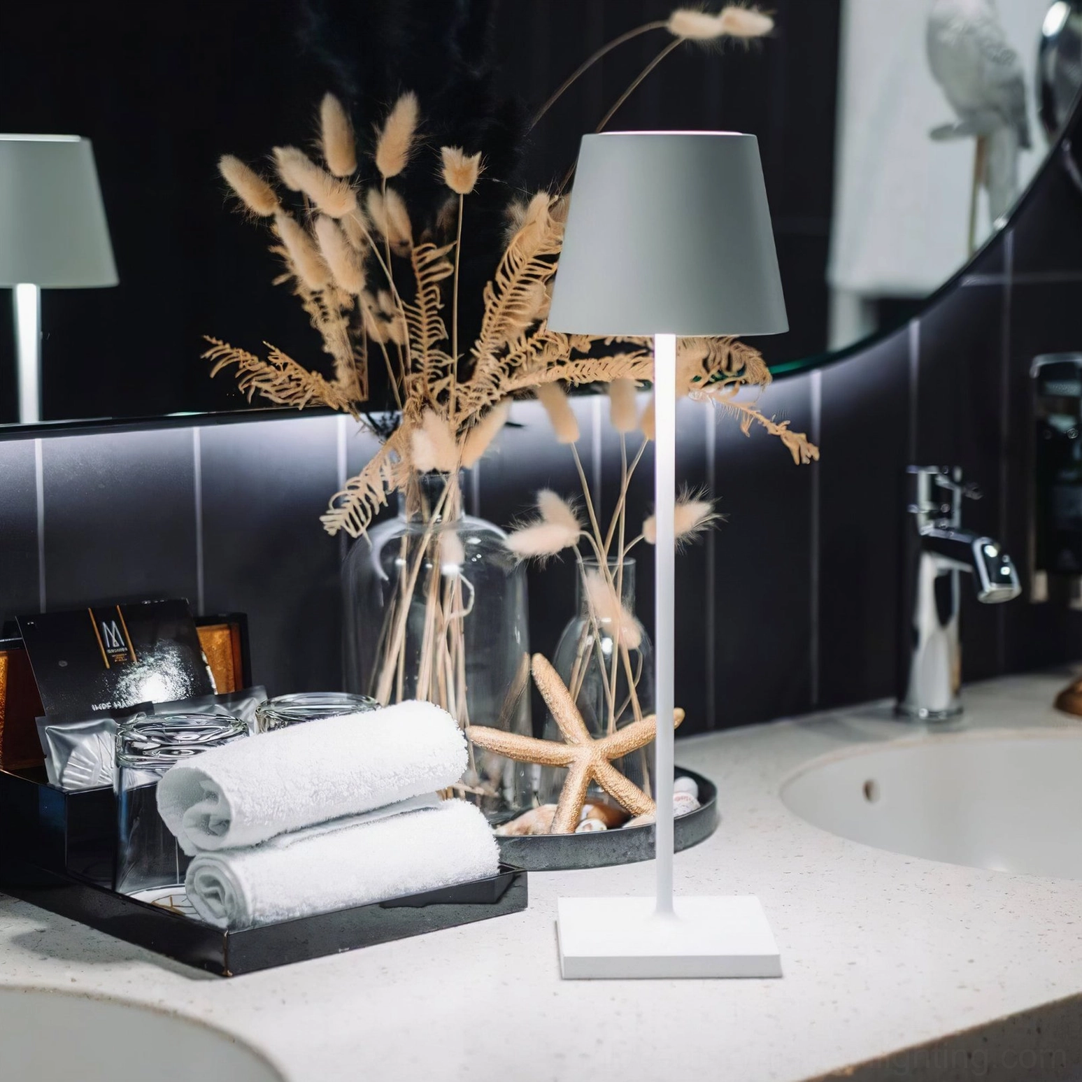 Doku cordless lamp at different brightness levels, three-level dimming demonstration