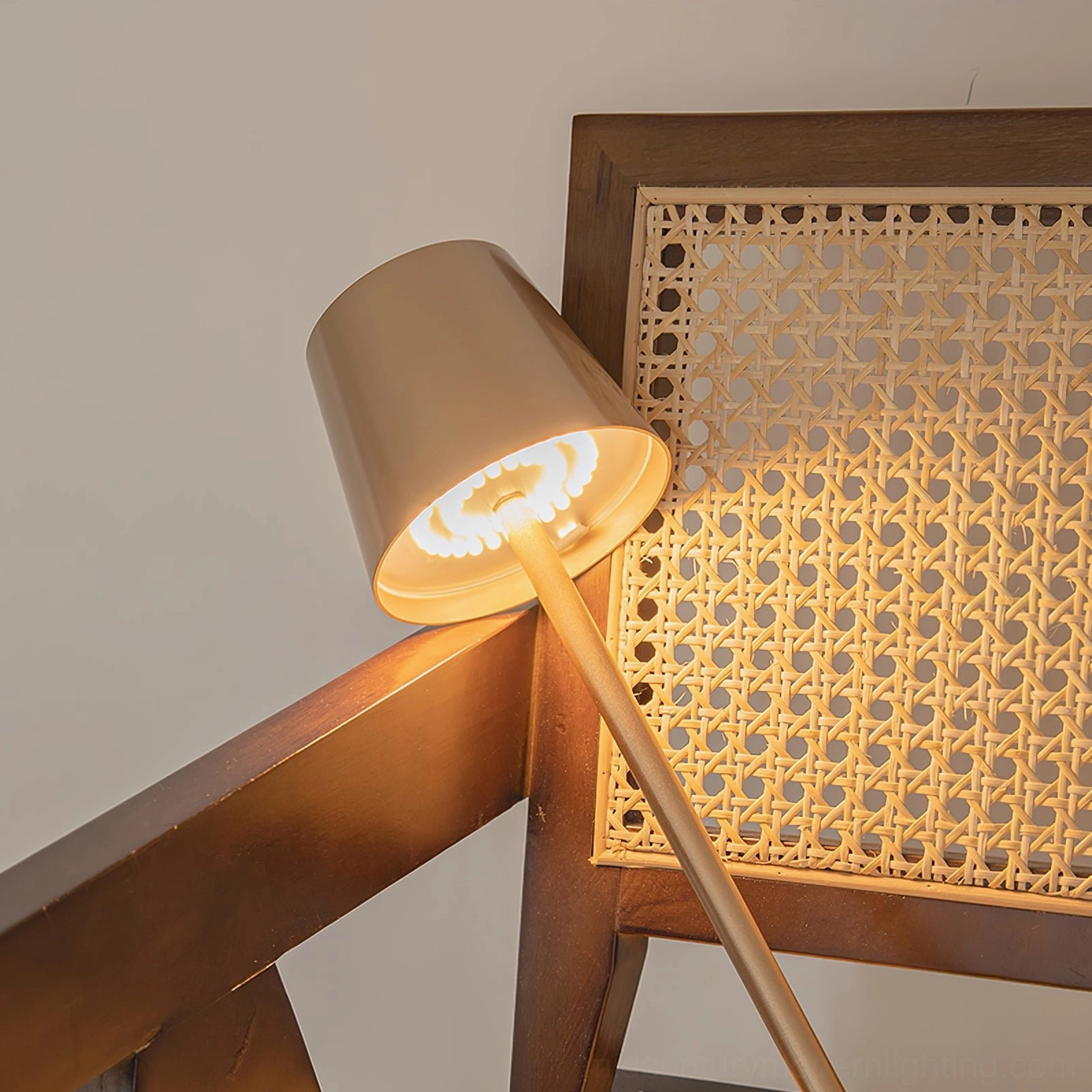 Doku cordless portable lamp ready for travel and nomadic lifestyle use