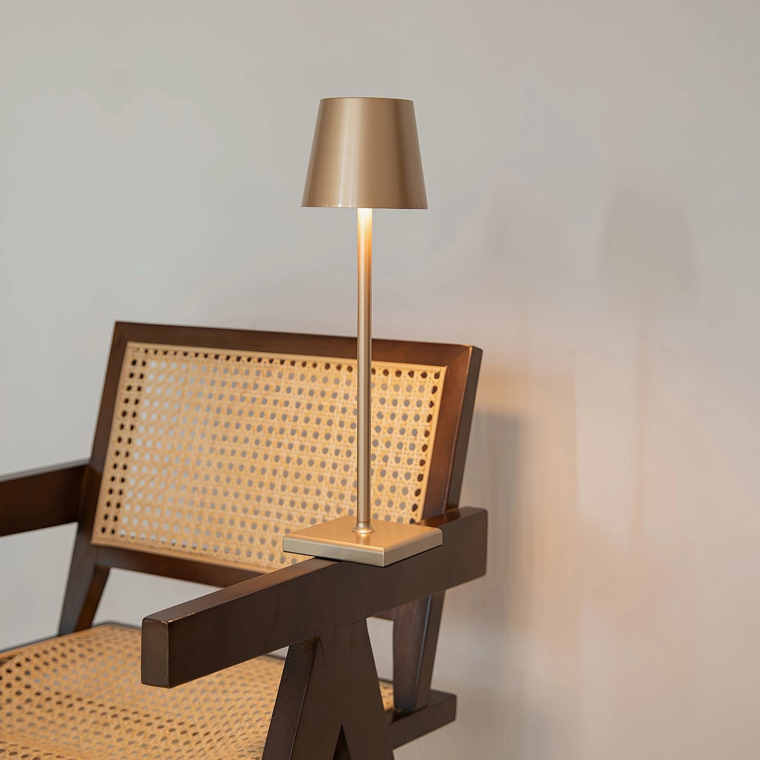 Doku table lamp in white finish showing cylindrical metal form and aluminum square base