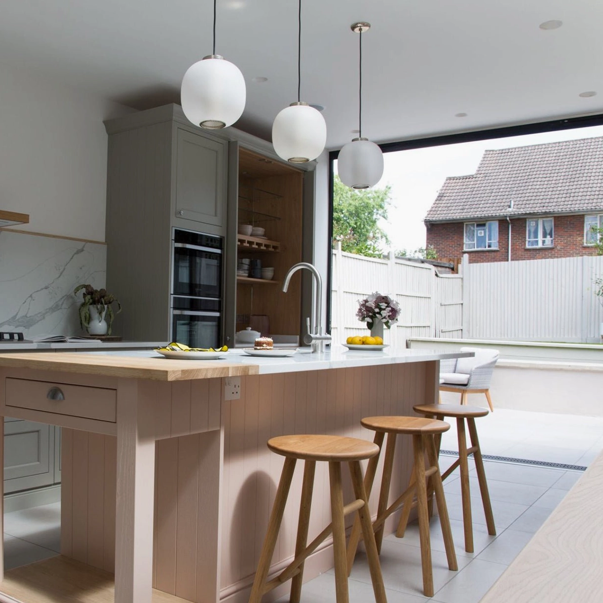Dynamic pendant light suspension cable and mounting hardware detail