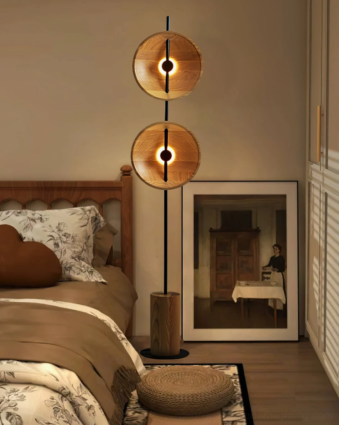 Eine floor lamp three-quarter frontal view emphasizing geometric circular disc design elements