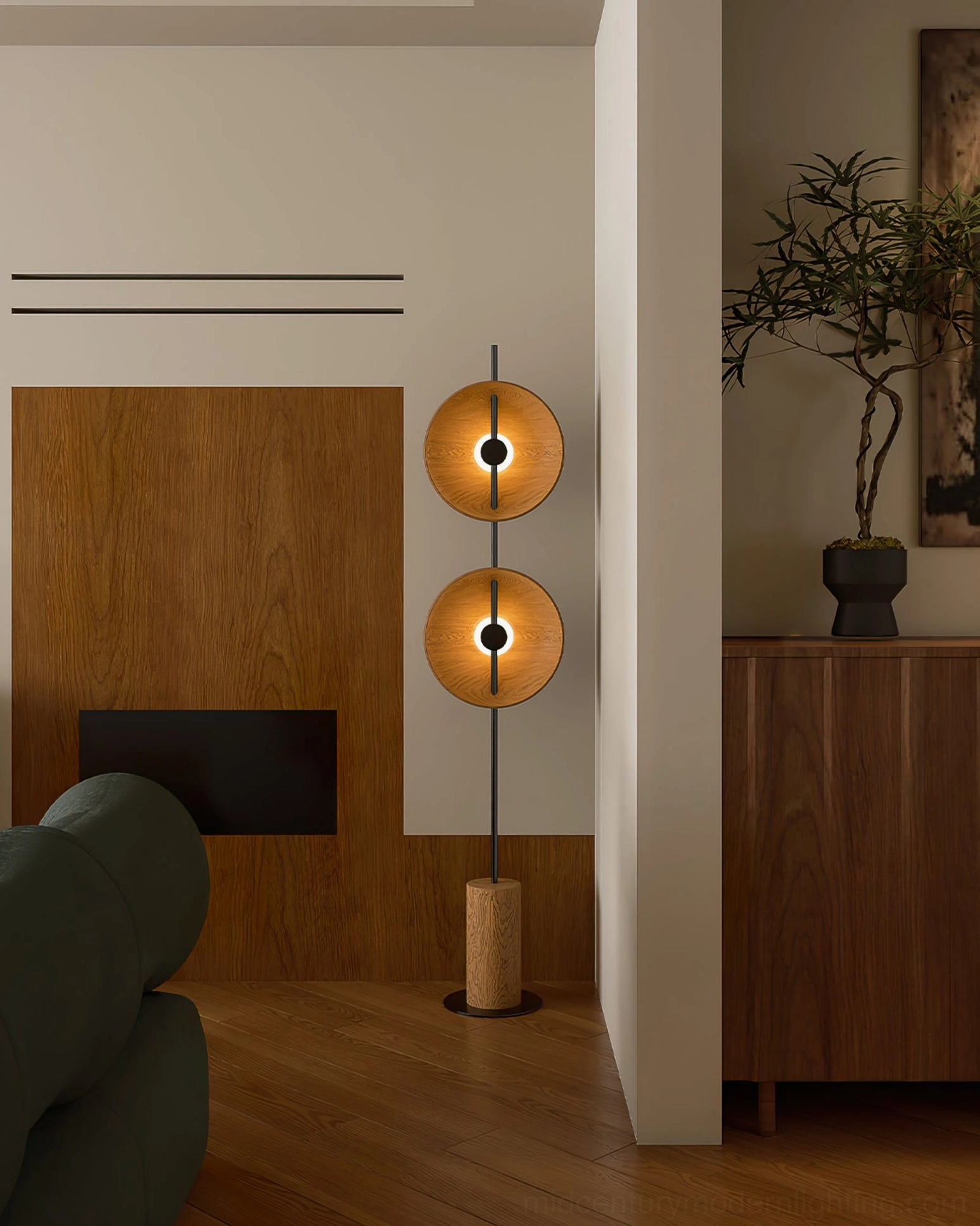 Eine mid-century modern floor lamp detailed view showcasing sculptural wood and metal construction
