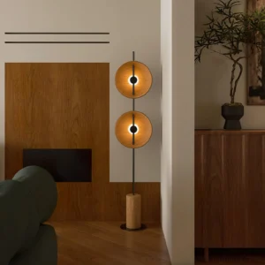 Eine sculptural floor lamp in warm wood living room with mid-century furniture and natural lighting