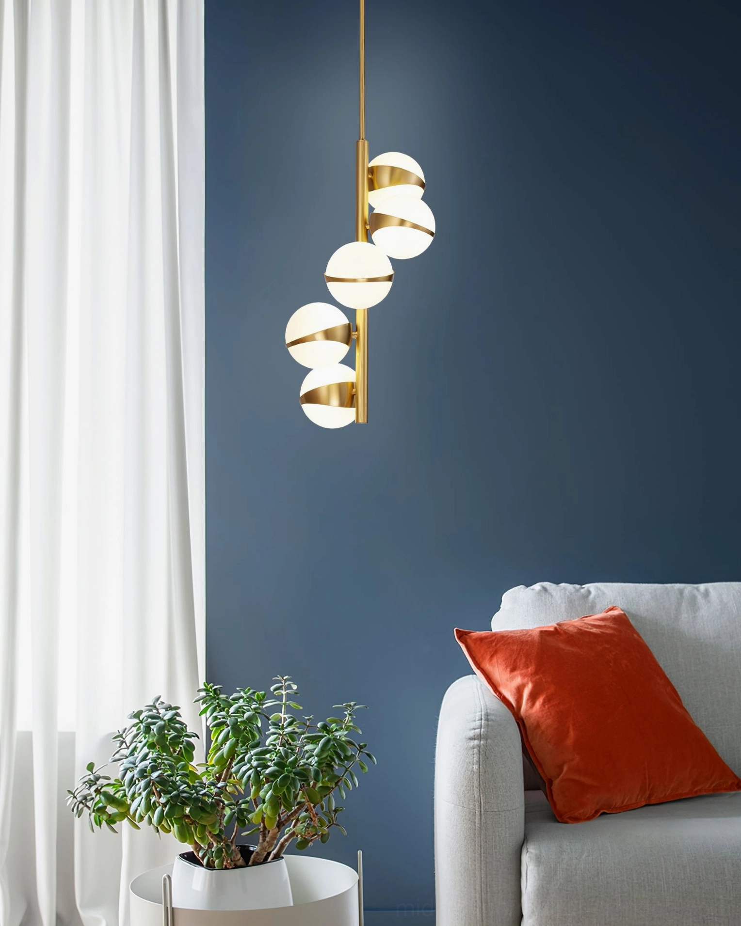 Extra long linear brass chandelier suspension in high-end dining area, Grand Lustre 10-head design showcase