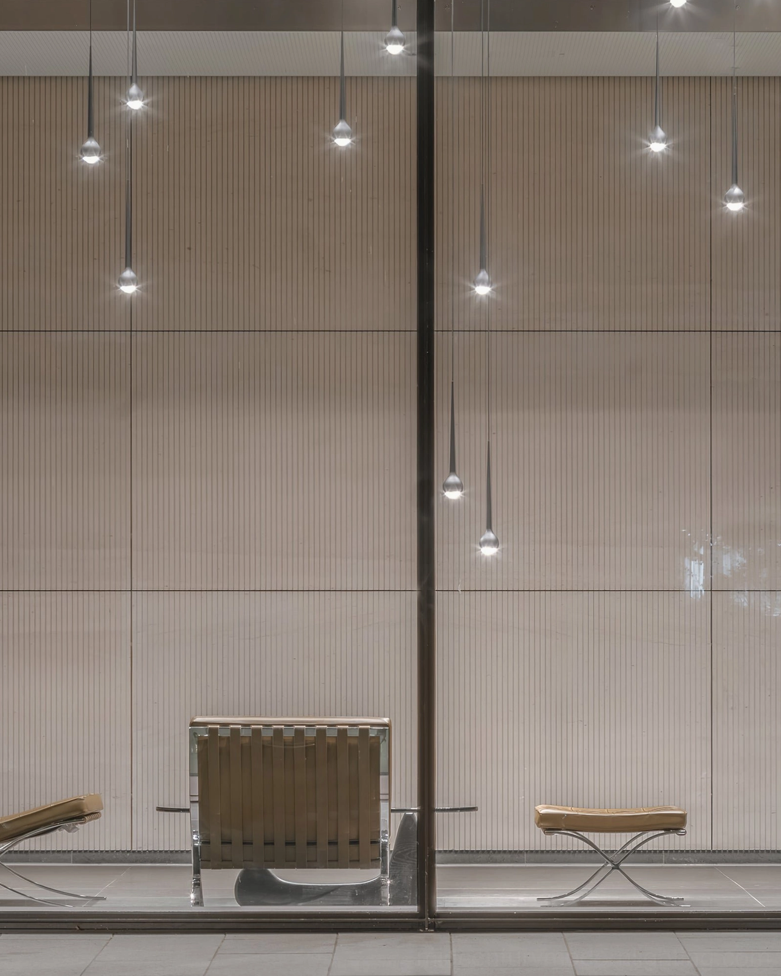 Three-head teardrop pendant light cluster in black finish for modern lounge with windows