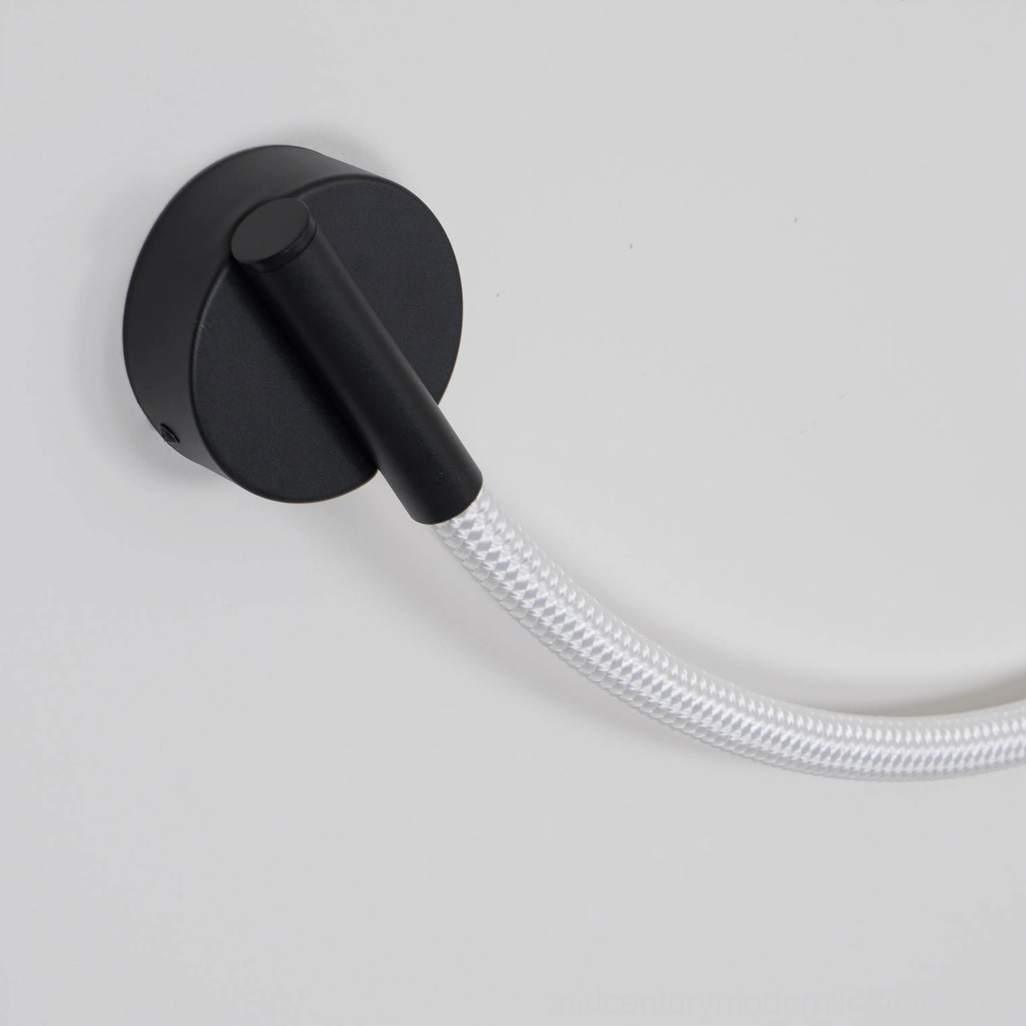 Flecto Tube wall lamp installation process showing mounting procedure and proper electrical setup