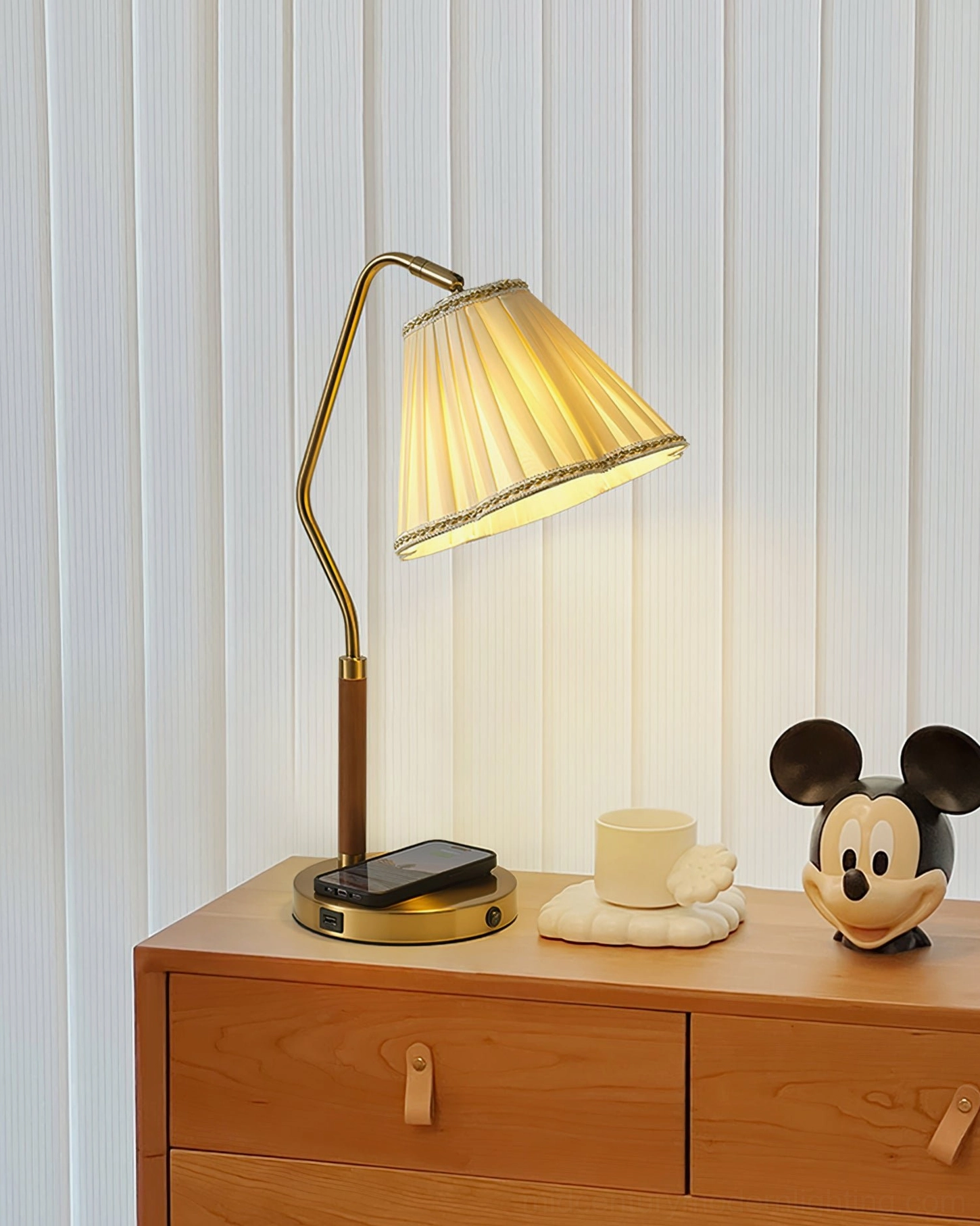 Florentine lamp in cream finish, versatile color option for any decor