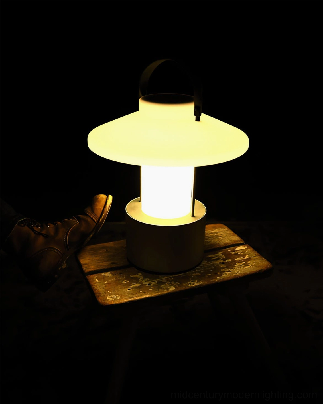 Cordless patio lamp with frosted acrylic diffuser warm white LED lighting