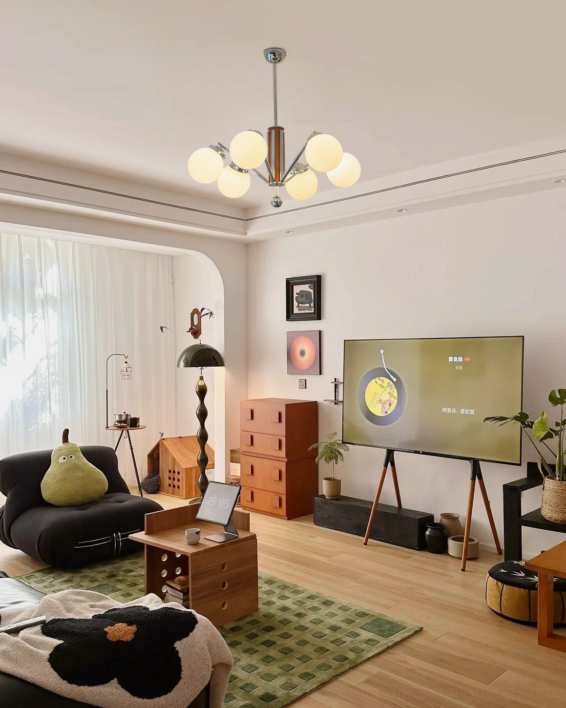 7-light Gaetano sputnik chandelier in cozy retro cream-style living room interior, mid-century modern home décor setting