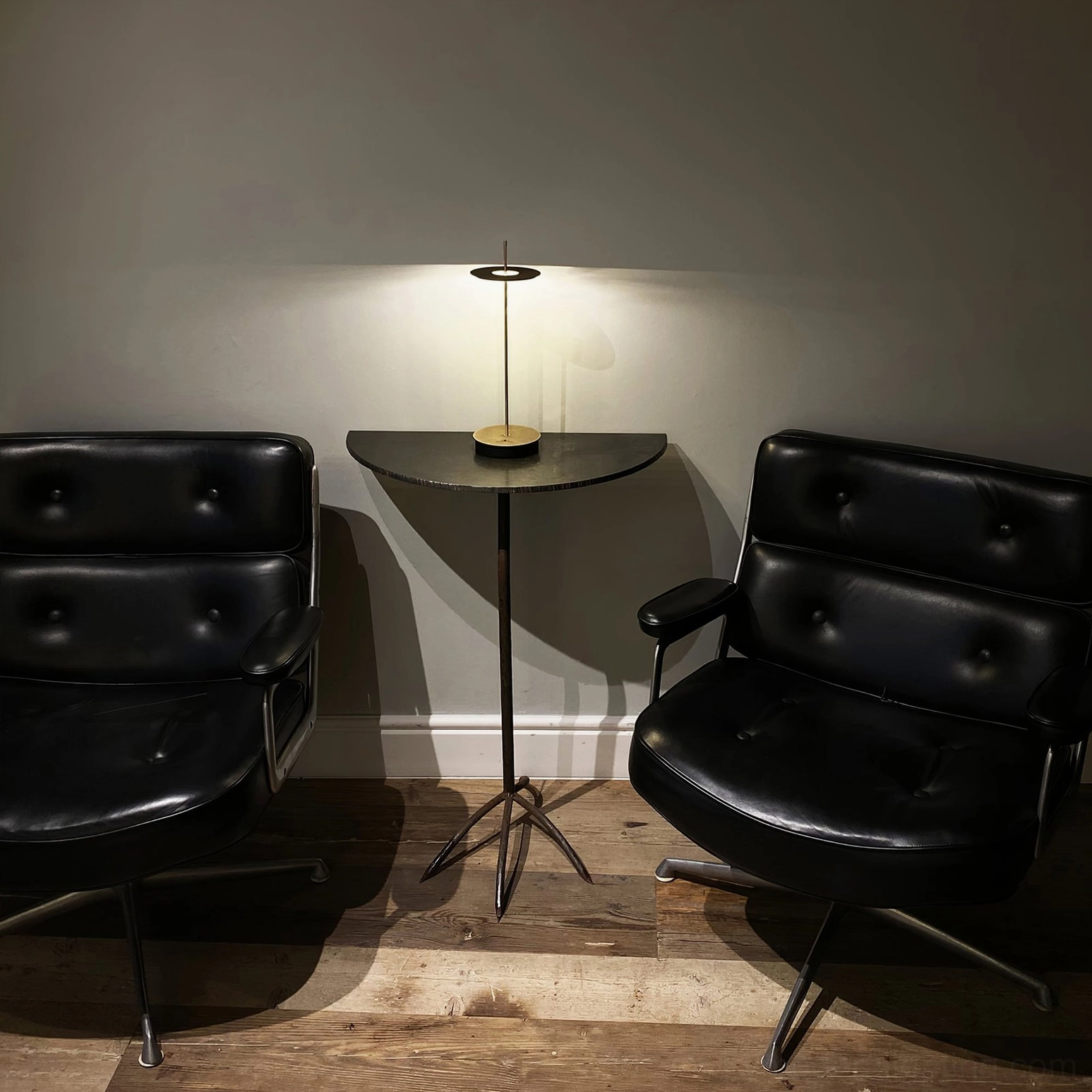 Giulietta minimalist brass table lamp - metal disc and rod silhouette detail shot