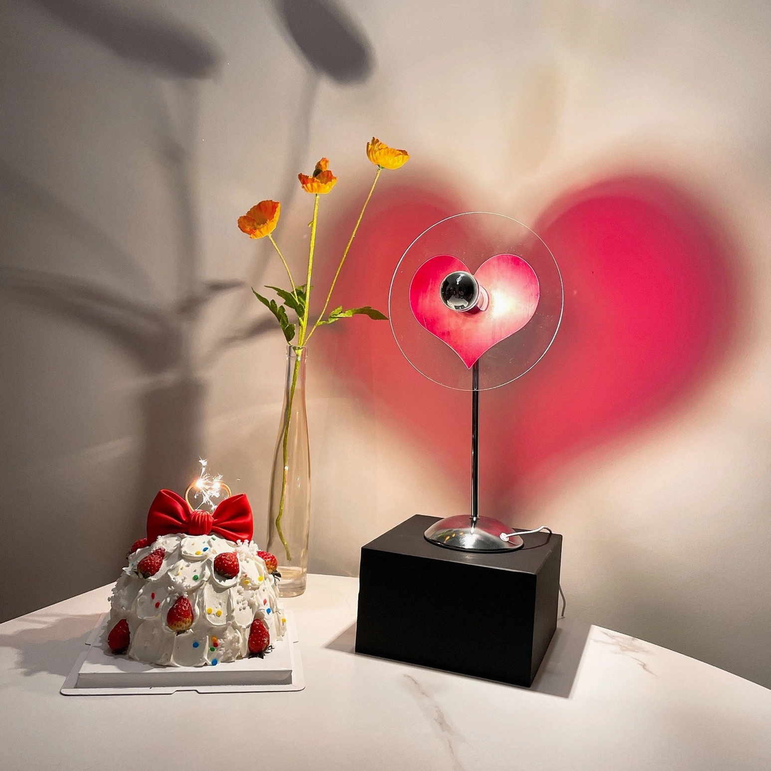 Heart-shaped table lamp showing 2000mAh rechargeable battery with 3-hour fast charging technology capability