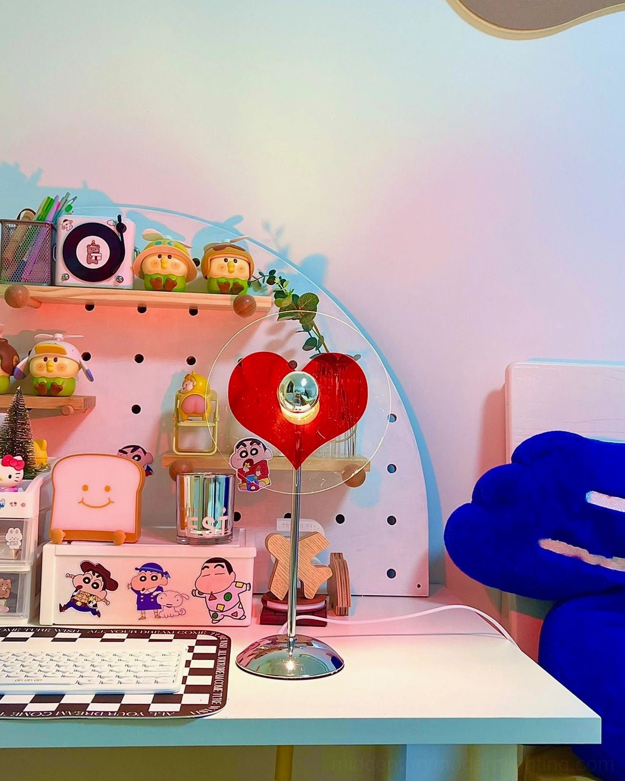 Heart-shaped LED lamp compatible with North America, Europe, Australia electrical standards and certifications