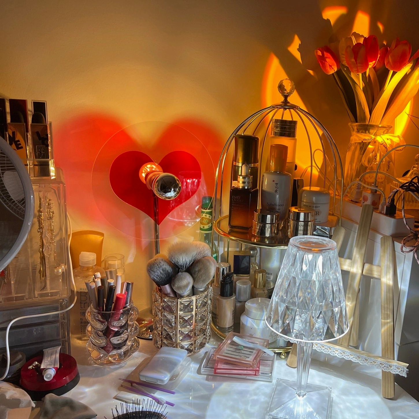 Heart-shaped table lamp showing integrated LED technology providing energy-efficient 2000mAh battery power