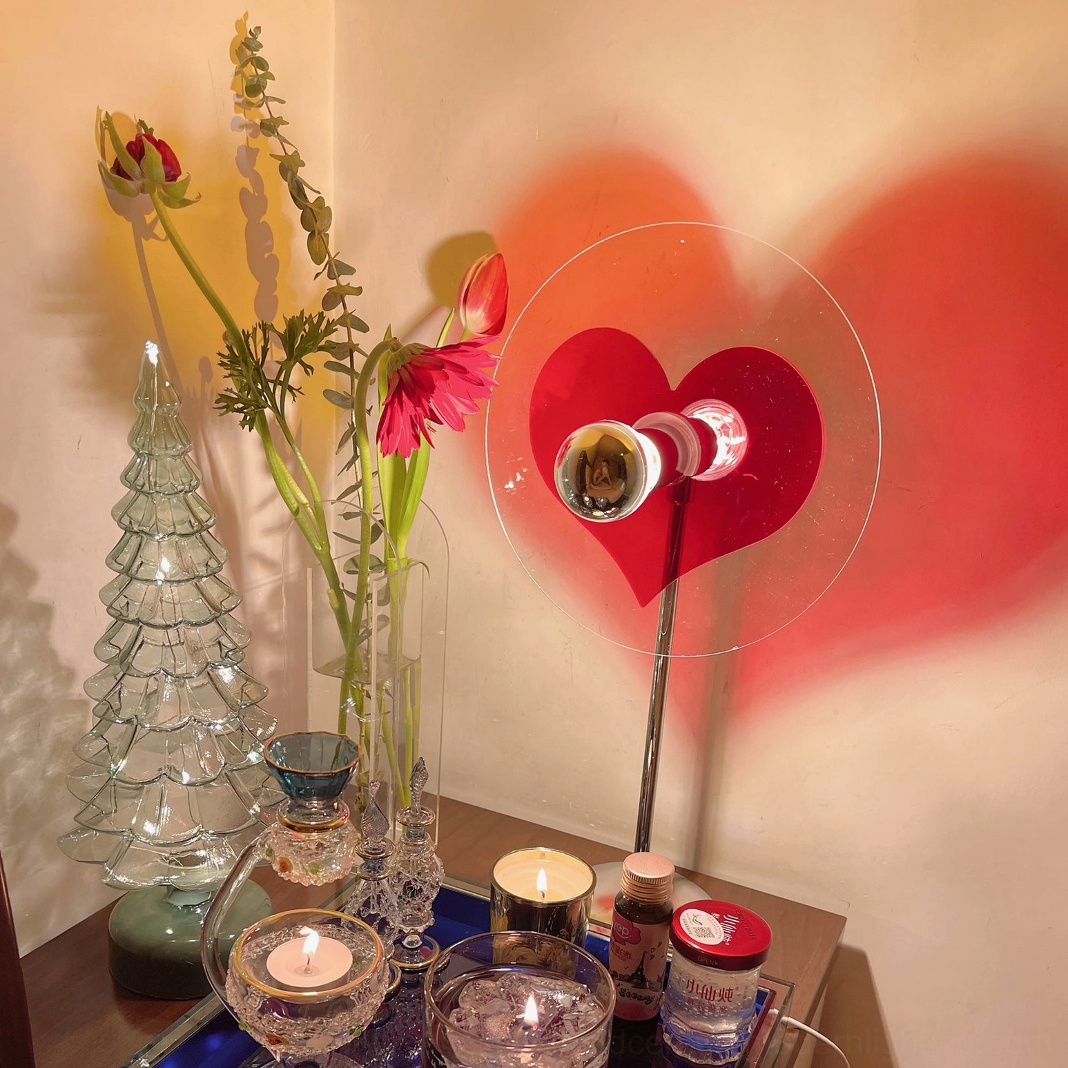 Heart-shaped table lamp demonstrating 10-hour battery life on minimum power setting, long-lasting illumination
