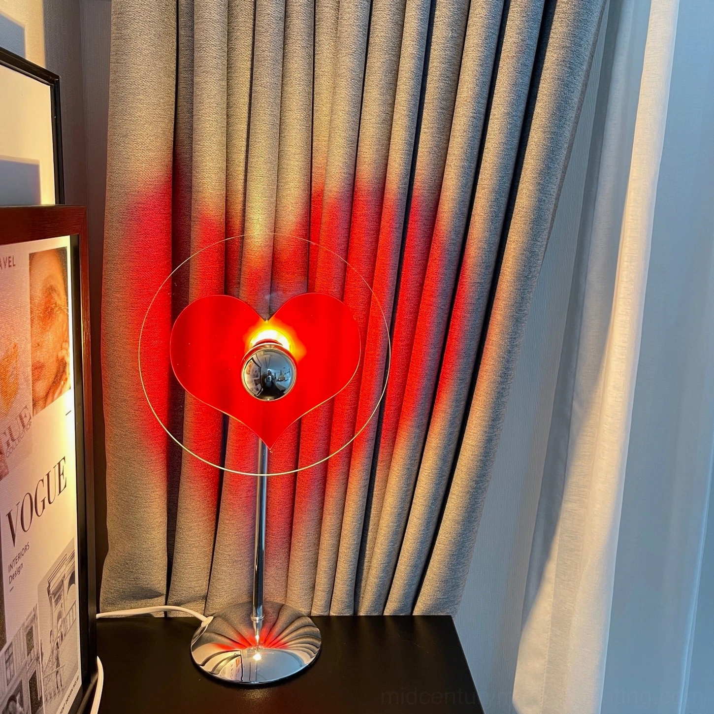 Heart-shaped LED table lamp compatible with universal voltage 110-240V for international use