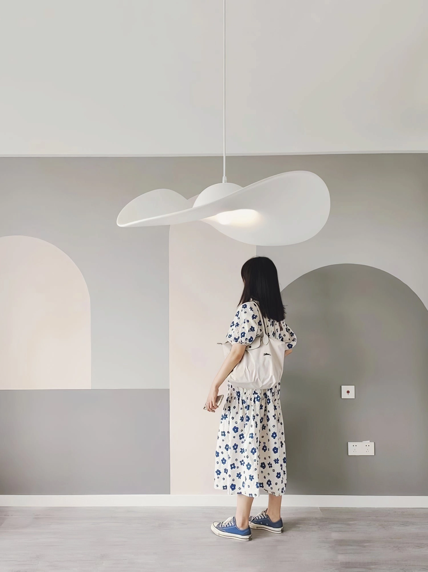 Italian-inspired straw hat pendant lamp with organic curved lines