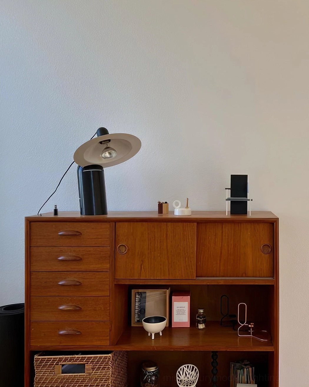 Lampiatta adjustable disc table lamp with premium metal construction and directional lighting for modern interiors
