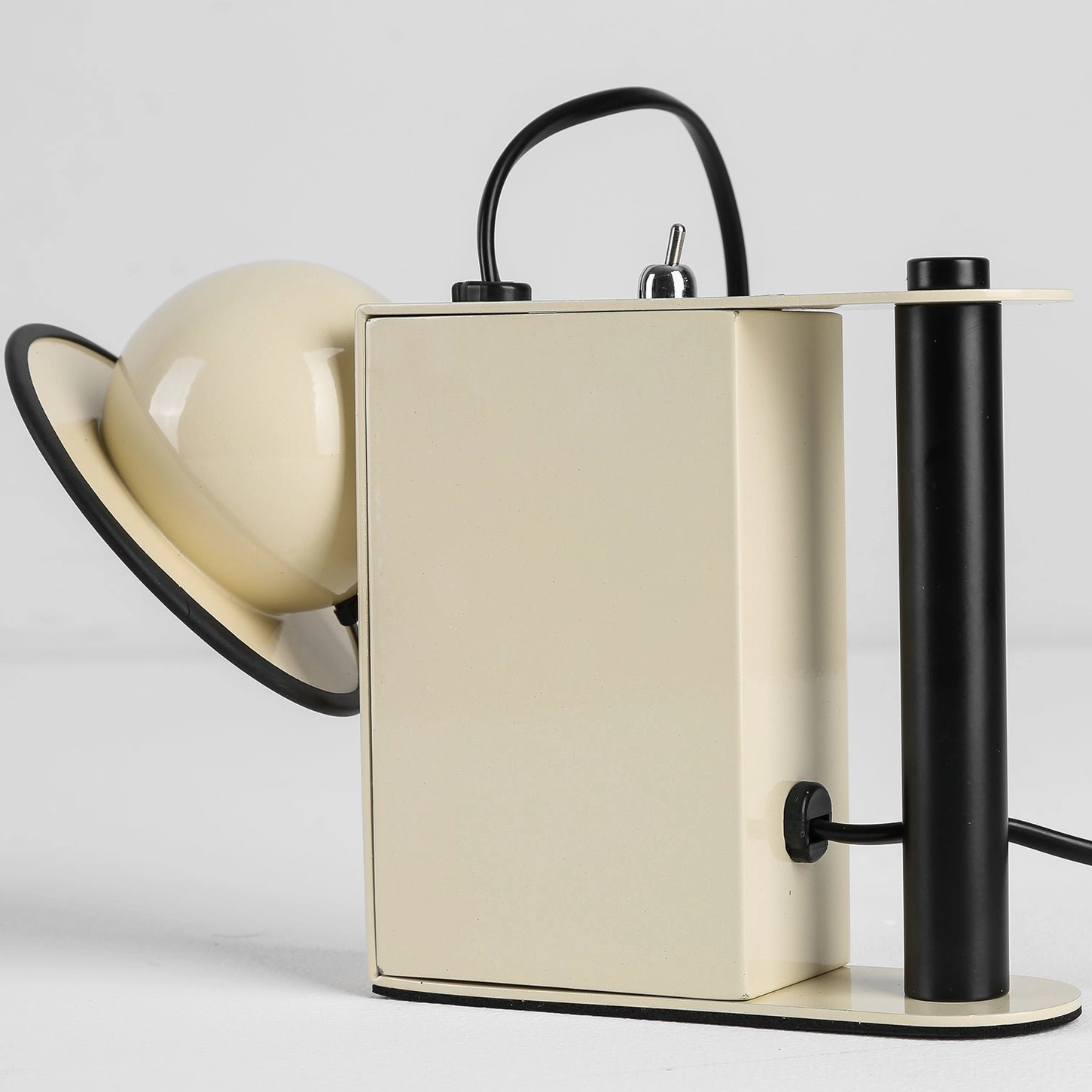 Minibox industrial desk lamp in black, magnetic spotlight head detail, geometric boxy form close-up