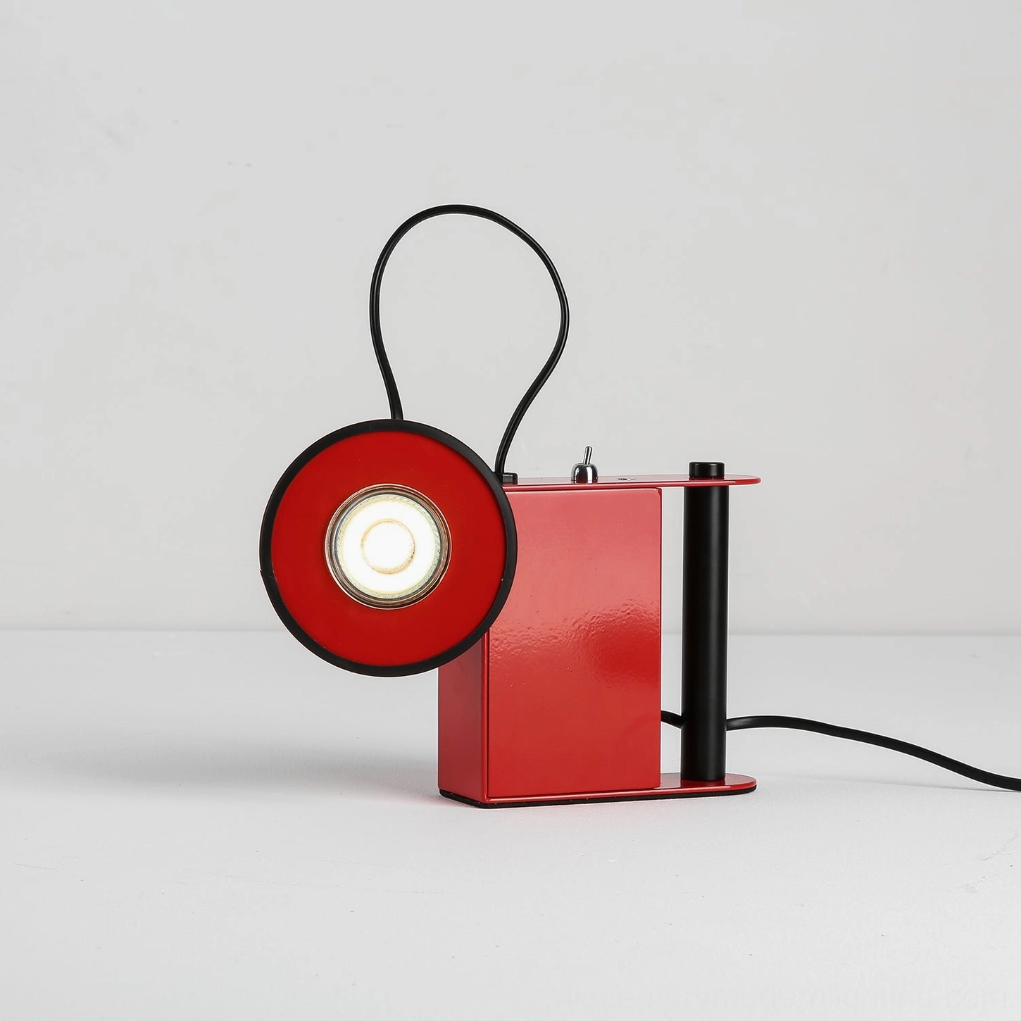 Minibox compact industrial magnetic lamp, detail shot of toggle switch on top and geometric metal construction