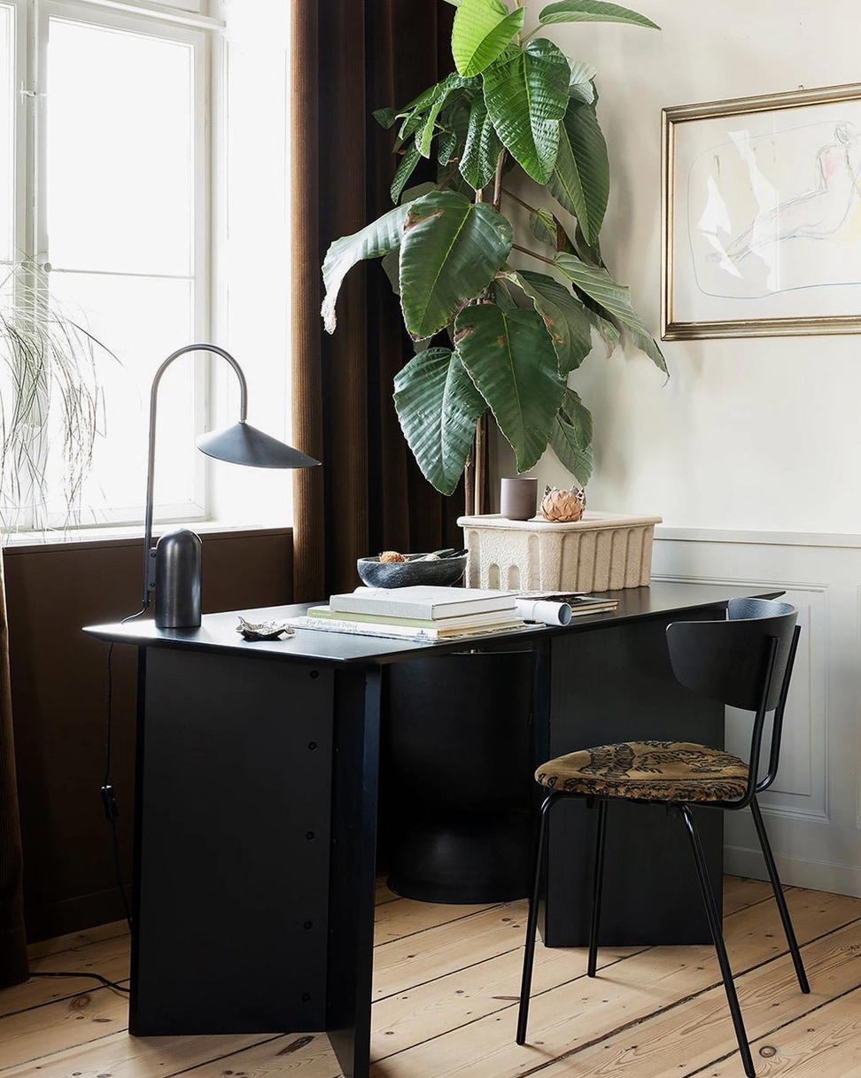 Mono lamp black finish with graceful metal arch connecting shade to natural stone base