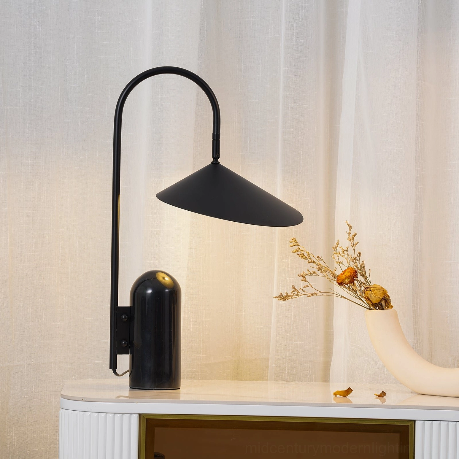 Mono sculptural table lamp black version with curved stem and cavestone marble base