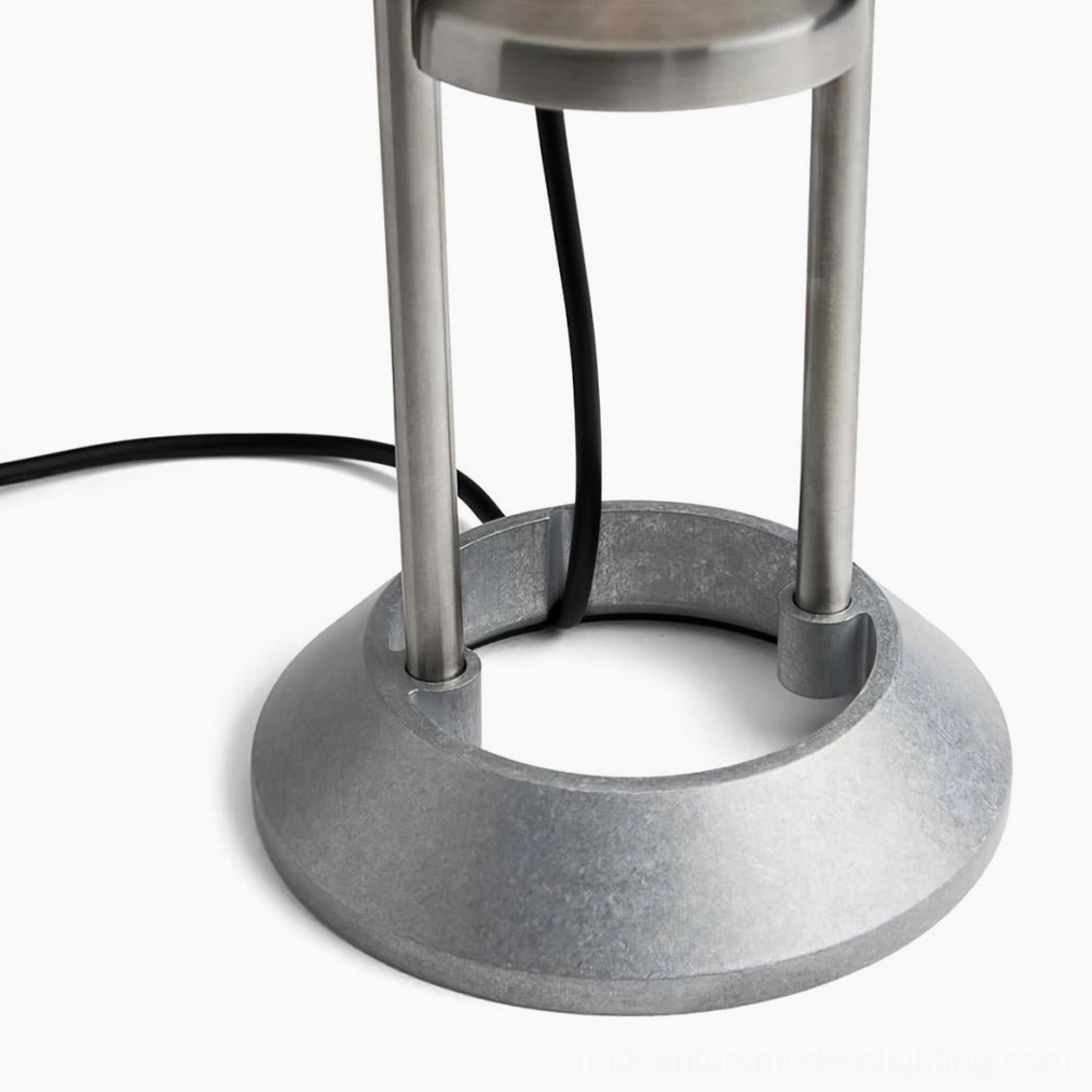 Compact cordless Mousqueton lamp with integrated 2000mAh battery and USB charging cable included