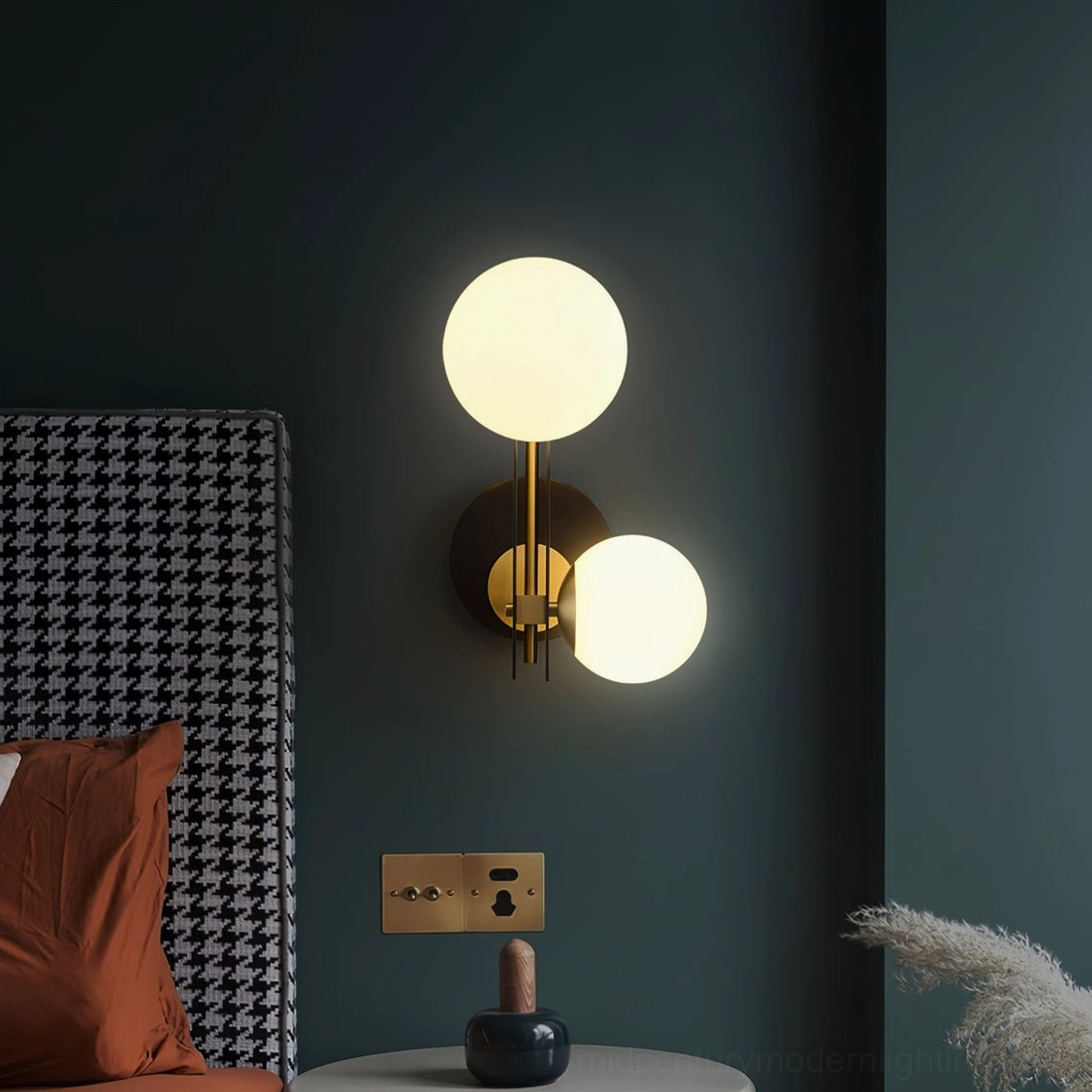 Planeta dual globe wall lamp in contemporary interior, black and gold finish detail view