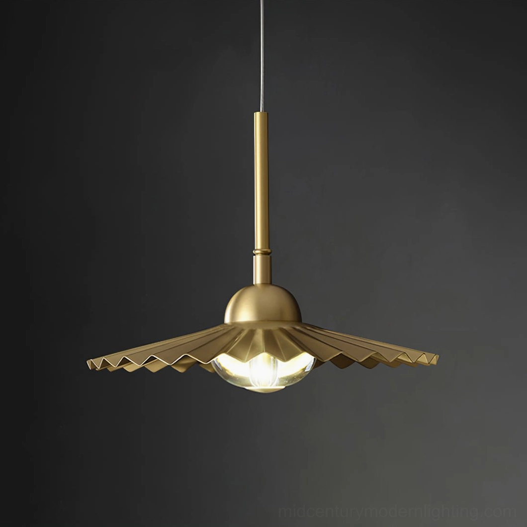 Plié pendant light fixture showcasing polished brass finish and crystal clear diffuser optical quality