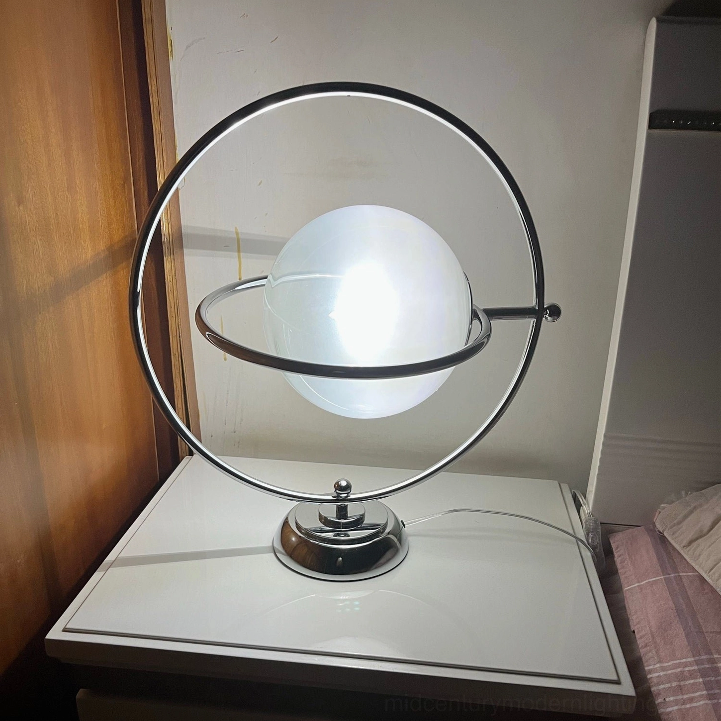 Rotating planet lamp with adjustable metal ring and soft diffused lighting
