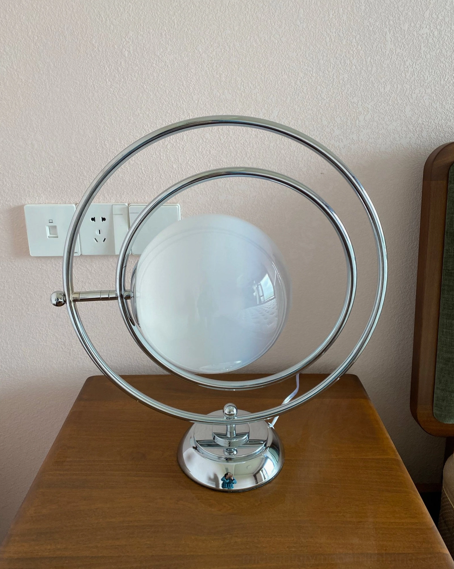 Rotating planet lamp showing smooth metal ring adjustment and light dispersion