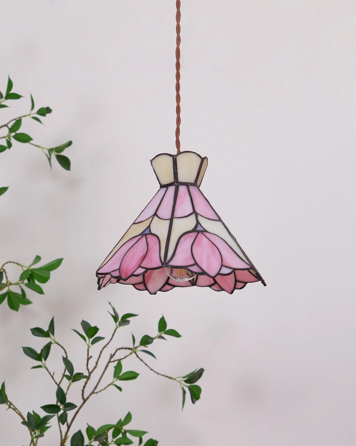 Small Serena tulip pendant lamp in oblique perspective showcasing purple-pink and cream color scheme with plant styling