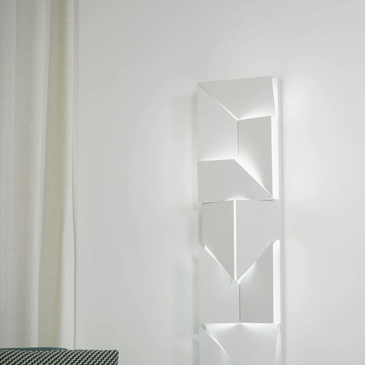 Shadows wall lamp geometric pattern, white matte aluminum LED warm lighting
