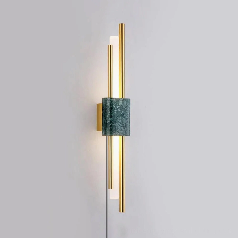 Tanto wall-mounted sconce with dark green marble socket and polished gold metal rods, flat frontal view