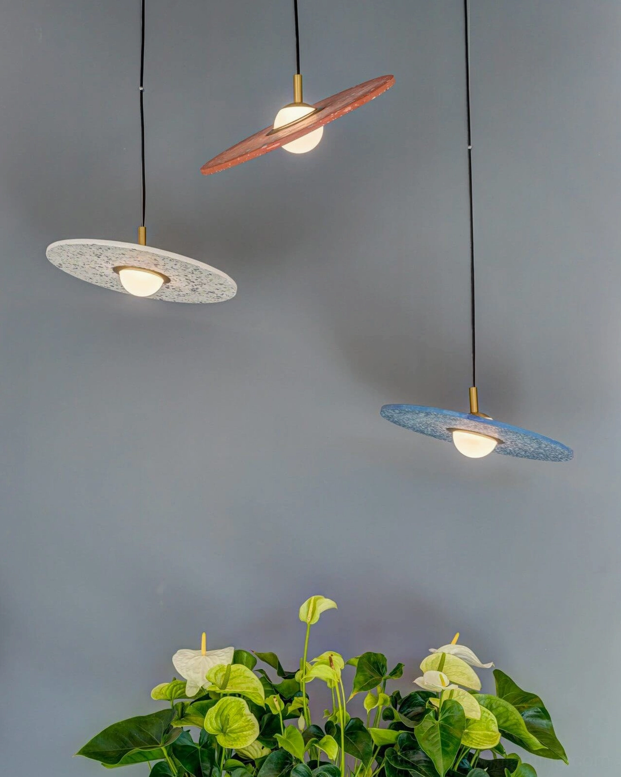 Planet pendant light installation guide showing dimension and hanging position