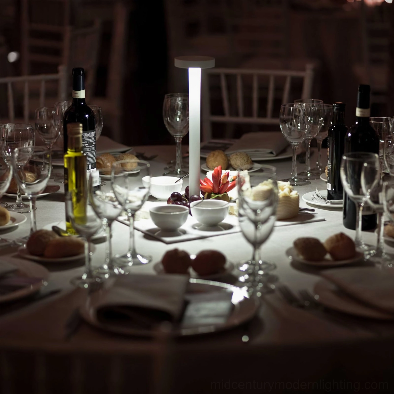 Tetatet touch lamp indoor fine dining party table overhead view warm lighting setup