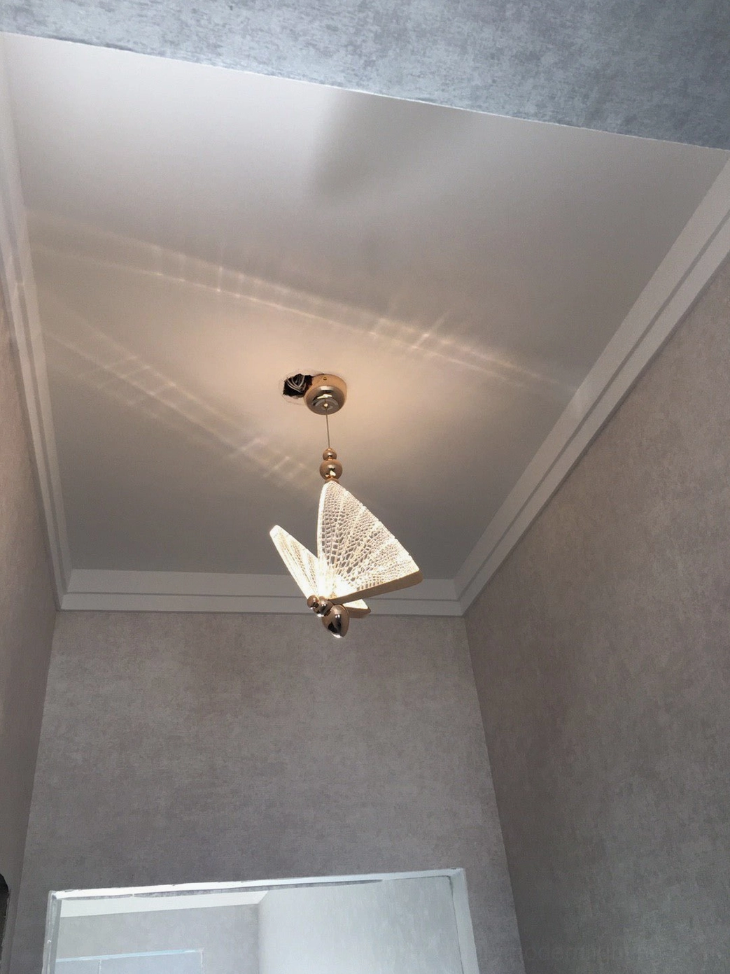 Butterfly pendant light three-head square canopy layout