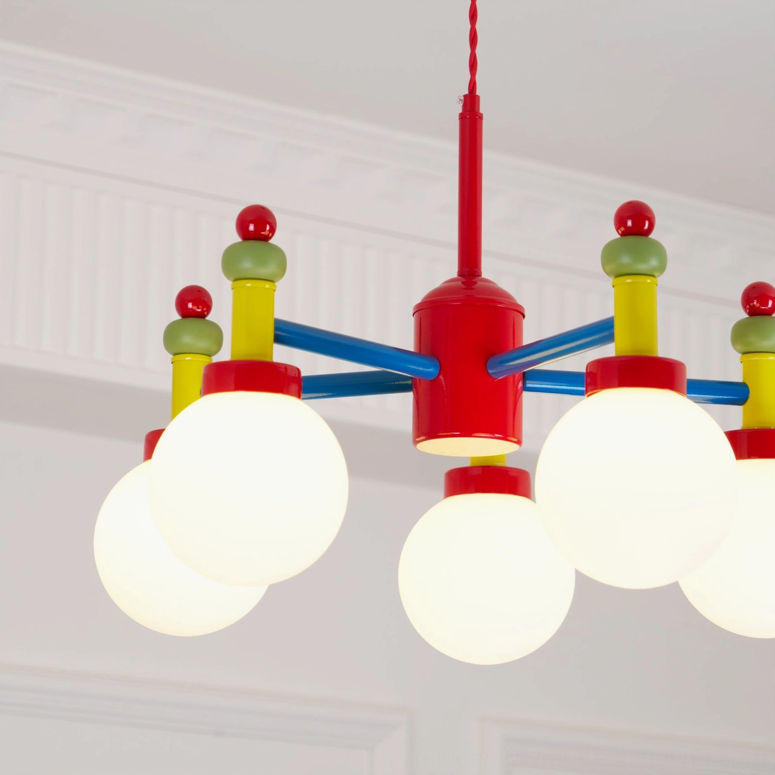Three-head pendant light compact configuration in minimalist setting